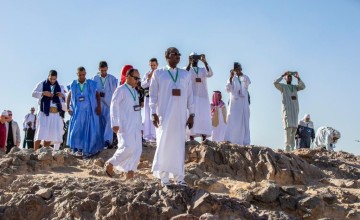 ضيوف برنامج خادم الحرمين الشريفين يزورون جبل أحد ومقبرة الشهداء ويصلون في مسجد قباء