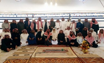 جمعتهم دورة عسكرية قبل 35 سنة.. مجموعة من المواطنين يتجمعون للعام الخامس على التوالي في مخيم بمحافظة عنيزة