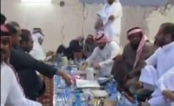 «البرق والرعد يزين السماء».. شاهد: إفطار عشرات المواطنين تحت زخات الأمطار