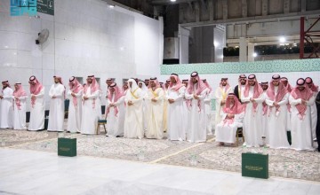 نائب أمير منطقة مكة المكرمة يؤدي صلاة الميت على صاحب السمو الأمير خالد بن فيصل بن عبدالله آل عبدالرحمن آل سعود بالمسجد الحرام