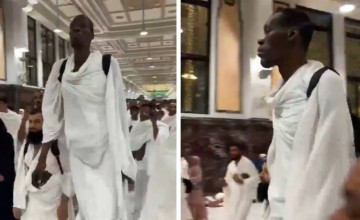 يتخطى الـ”مترين ونصف” .. شاهد: معتمر طويل القامة في الحرم المكي