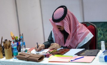 الفن التشكيلي يستقطب زوار مهرجان الكمأة في محافظة طريف