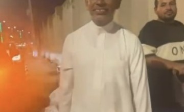 شاهد: مواطن ومقيم يقومان بتنظيف إحدى الشوارع الرئيسية بصامطة  من مخلفات وتجمعات الأمطار