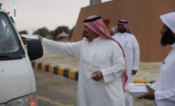 محافظ وادي الدواسر يشارك فريق مبادرة التطوعي بالشرافاء وتوزيع وجبات إفطار الصائم على المسافرين ومرتادي الطريق