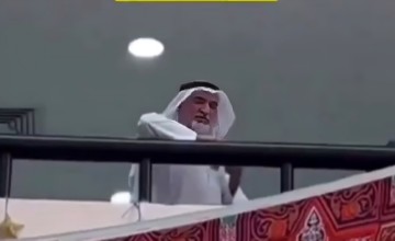 وسط فرحة على وجوههم .. بالفيديو| “مدير مدرسة” بالكويت يُلقي على طلابه الملتزمين العيدية