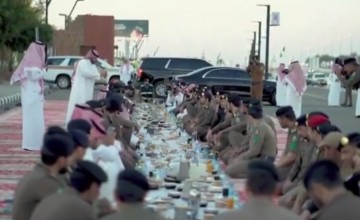 بالفيديو: سمو نائب أمير حائل “فيصل بن فهد” يشارك رجال الأمن وجبة الإفطار في الميدان