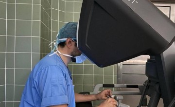 “تم زارعة 3 شرايين” .. فريق طبي بمستشفى الملك فهد الجامعي بالخبر يُجري أول عملية قلب مفتوح بإستخدام الروبوت الجراحي