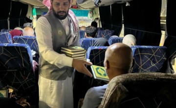 الشؤون الإسلامية بالجوف توزع هدية خادم الحرمين على الحجاج المغادرين عبر منفذ الحديثة