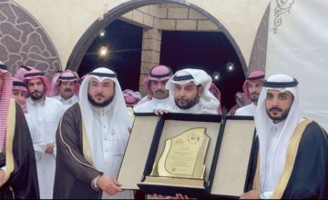 قبلان المظيبري يقدم درع تهنئة من صحيفة الشمال الإلكترونية للدكتور فواز الرقاص