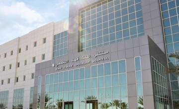 تخصصي تبوك يستخدم تقنية حديثة لإجراء عملية منظار لمريضة بالعقد السادس من العمر