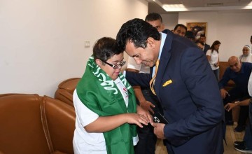 وزير الشباب والرياضة المصري يلتقي السباح السعودي فيصل القصيبي قبل تحدي عبور المانش
