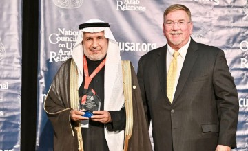 الدكتور عبد الله الربيعة يتسلم جائزة القيادة العالمية في مجال الصحة والإنسانية