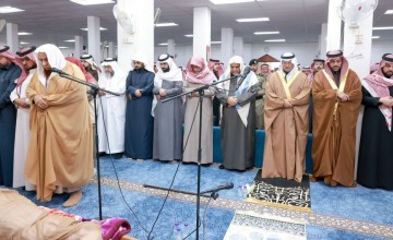 سمو محافظ الأحساء يؤدي صلاة الميت على إبراهيم آل هاشم