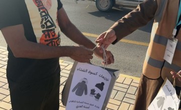 فريق بسمة شمالية يوزع كسوة الشتاء على عمال النظافة