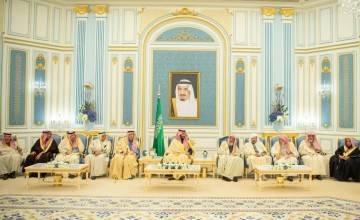 سمو ولي العهد يستقبل المفتي والأمراء والوزراء وجمعًا من المواطنين