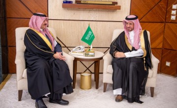 سمو أمير المنطقة الشرقية يتسلّم التقرير السنوي لفرع مركز الملك عبد العزيز للتواصل الحضاري