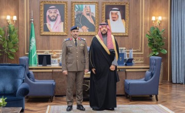 الأمير فيصل بن خالد يقلد مدير الدفاع المدني بمنطقة الحدود الشمالية رتبة لواء