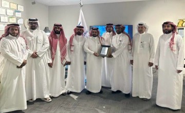 مدير فرع الموارد البشرية بالرياض يطّلع على برامج جمعية رؤية.. ويُكرَّم بالعضوية الشرفية