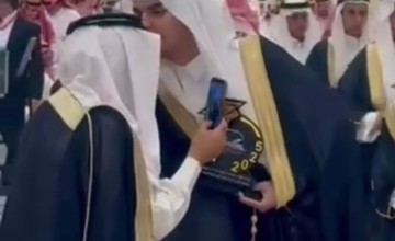 “”فرحان يكرّم فرحان”.. شاهد: خريج يقطع موكب تخرجه ليُقبّل رأس جده في حائل