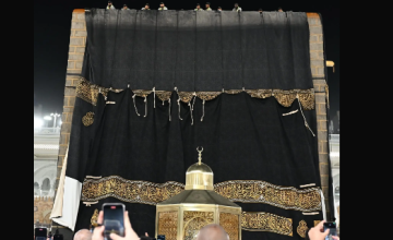 في مشهد مهيب.. بالفيديو: تغيير «كسوة الكعبة المشرفة» على يد 154 من الكوادر الوطنية
