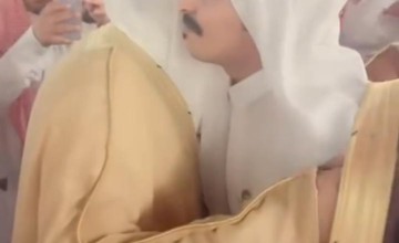في لقطات عفوية مؤثرة.. شهد قصر الفلاح مشاركة محافظ الحائط فهد الصنيدح للإعلامي عبدالعزيز القلادي فرحة زفافه (فيديو)