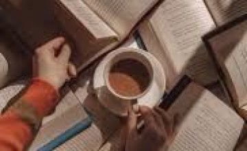 من الهواية إلى الحلم…”لينا نبيل ” كاتبة شابة تسير بثقة نحو الضوء