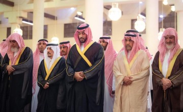 ولي العهد يؤدي صلاة الميت على سماحة المفتي العام للمملكة ويتقبل العزاء من أصحاب السمو والفضيلة