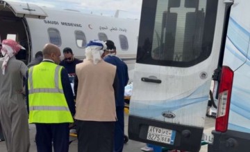 بالصور.. لحظة نقل المشهور دخيل إلى الرياض بطائرة الإخلاء الطبي بعد تعرضه لحادث مروري