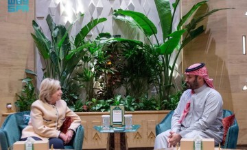 أحاديث ودية تجمع سمو ولي العهد بـ هيلاري كلينتون في الرياض