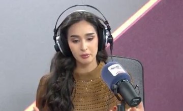 لم تتمالك دموعها على الهواء.. منال الأحمد: المملكة منحتني الحياة والأمان والفرص (شاهد)