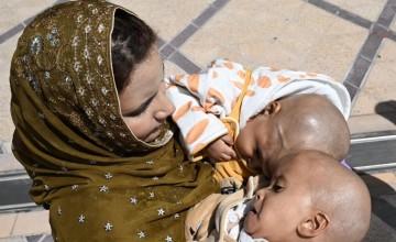 إنفاذًا لتوجيهات القيادة.. وصول التوأم السيامي الباكستاني “سفيان ويوسف” إلى الرياض