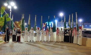 تعزيزاً للانتماء الوطني.. سكان الرياض يساهمون في تركيب أعلام التأسيس بالميادين والساحات