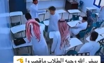 في لحظات حبست الأنفاس.. المعلم خالد العنزي ينقذ حياة طالب من الاختناق داخل الفصل (شاهد)