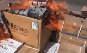 “مستحيل نتجاوز المحتاج”.. مواطن سعودي يغامر بحياته لإخماد حريق في سيارة مقيم مصري (شاهد)