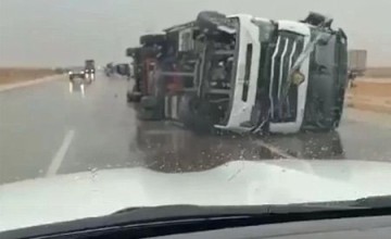 غضب السحاب.. رياح هابطة تباغت طريق القصيم وتقلب الشاحنات و”المسند” يعلق