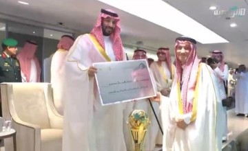 رئيس “الخلود” الأمريكي “بن هاربوغ” يخطف الأنظار بالزي السعودي خلال تكريمه من ولي العهد (شاهد)