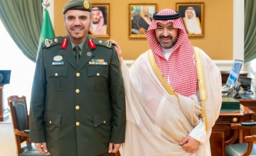 نائب أمير تبوك يستقبل مدير جوازات المنطقة ويقلده رتبته الجديدة