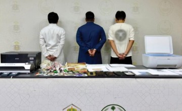 باعوا الوهم لضيوف الرحمن.. شاهد لحظةالإطاحة بـ 3 مقيمين روجوا لحملات حج مضللة عبر “السوشيال ميديا”