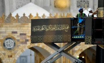 في مشهد مهيب.. بدء تجهيز كسوة الكعبة المشرفة الجديدة داخل المجمع