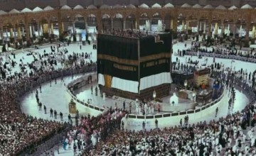 الكعبة المشرفة ترتدي كسوتها الجديد في مشهد يجسد عناية المملكة ببيت الله الحرام