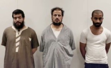 بعد ساعات من فرارهم.. أول صورة للهاربين الثلاثة عقب القبض عليهم في الكويت
