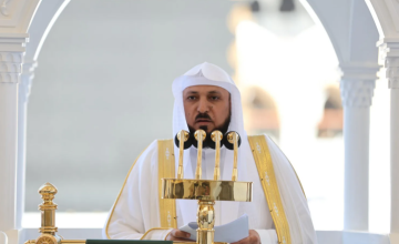 خطيب المسجد الحرام يدعو إلى تقوى الله والتمسك بالسنة والإكثار من الدعاء