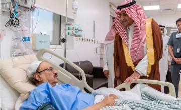 أمير تبوك يطمئن على صحة محافظ حقل