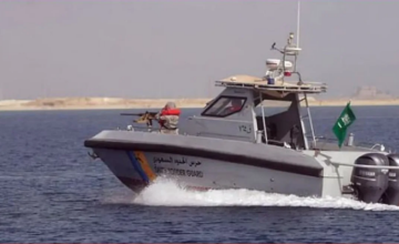 حرس الحدود ينقذ مواطنين و3 مقيمين بعد تعطل وسيلتهم البحرية في جدة