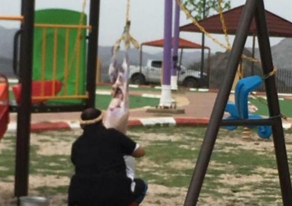 مواطن يسلخ ذبيحته على أرجوحة أطفال وسط متنزه عام بجازان.. والبلدية تتفاعل