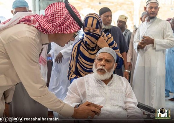 حاج رعى الأيتام ليجد مَن يرعاه.. وحاجة تضرب المثل في الوفاء لزوجها