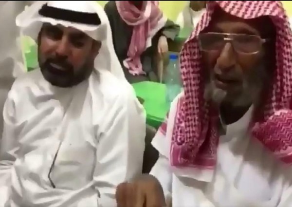 مُسن تجاوز عمره المائة ينتظم في مقاعد الدراسة لتعلم القراءة والكتابة (فيديو)