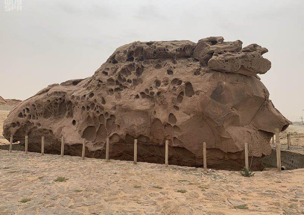 صورة لصخرة “عنترة” بعد تنظيفها وإعادتها لشكلها الطبيعي