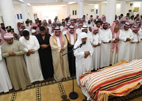 وكيل امارة جازان للتنمية يؤدي الصلاة على الشهيد سلامي ..