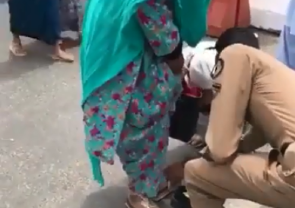 شاهد.. كيف تصرف رجل أمن صادف حاجة ترتدي “حذاء” من الكرتون ليقيها حرارة الأرض